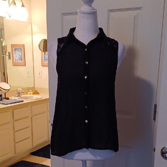 🍭🌺Black Sleeveless Button-Up Top - Picture 4 of 9